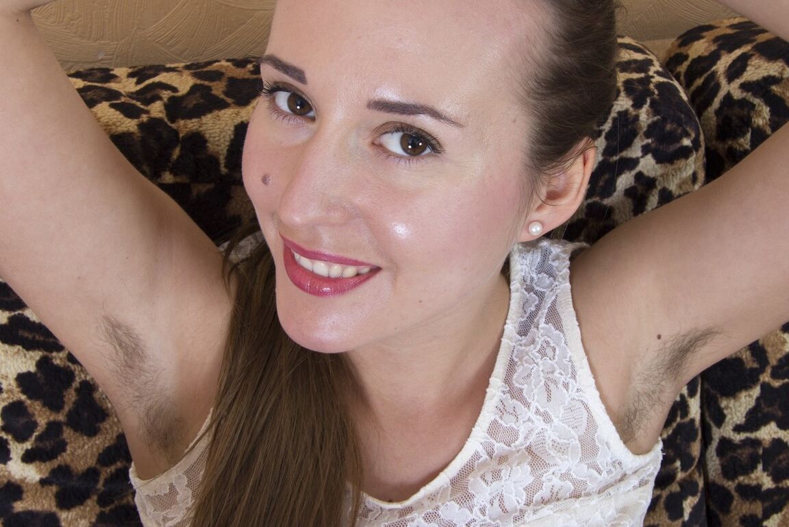 16P La morena de rostro brillante Lita muestra su coñito muy peludo