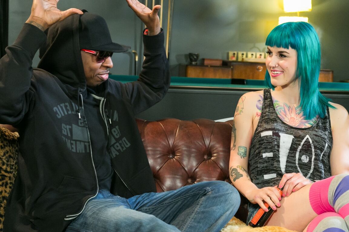 14P Garota tatuada com cabelo tingido Severin Graves bate uma BBC com meias acima do joelho