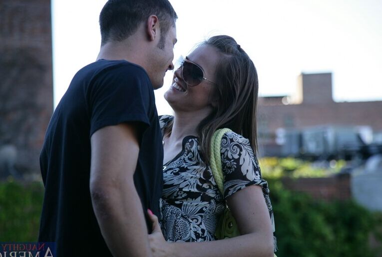 16P A gostosa sem vergonha Tori Black dando um ótimo boquete na rua