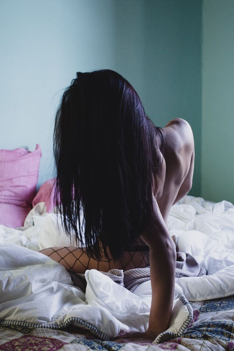 15P La muñeca italiana tetona Sofia Cucci se masturba en pantimedias de rejilla