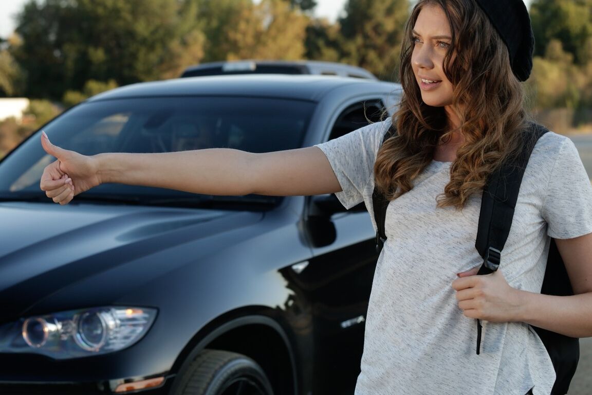 21P La autoestopista navideña Elena Koshka follada en su coño adolescente por su camioneta