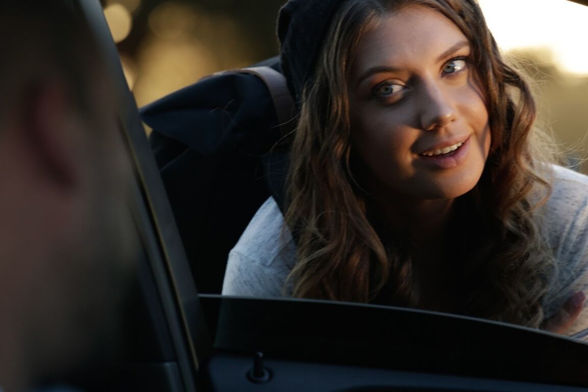 21P La autoestopista navideña Elena Koshka follada en su coño adolescente por su camioneta