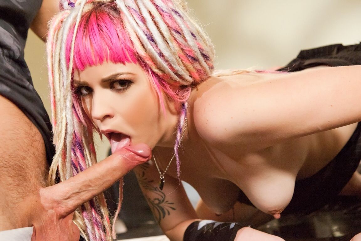 15P La chica alternativa Madisin Moon saca la lengua para recibir esperma después del sexo anal
