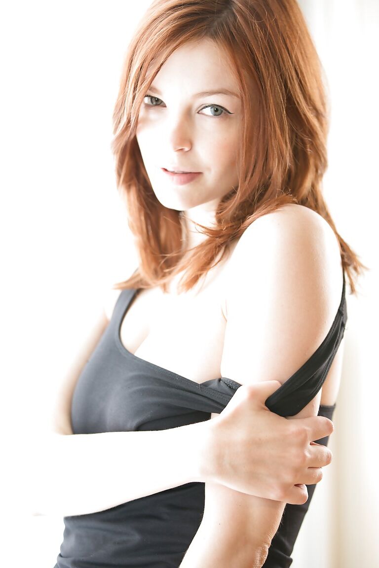 15P Bree Daniels, vestida con jeans, se desnuda para dejar al descubierto sus grandes tetas naturales