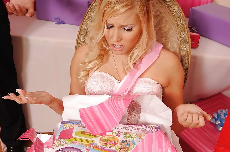 16P La encantadora adolescente Vanessa Cage recibe un enorme regalo para su fiesta de cumpleaños número 18
