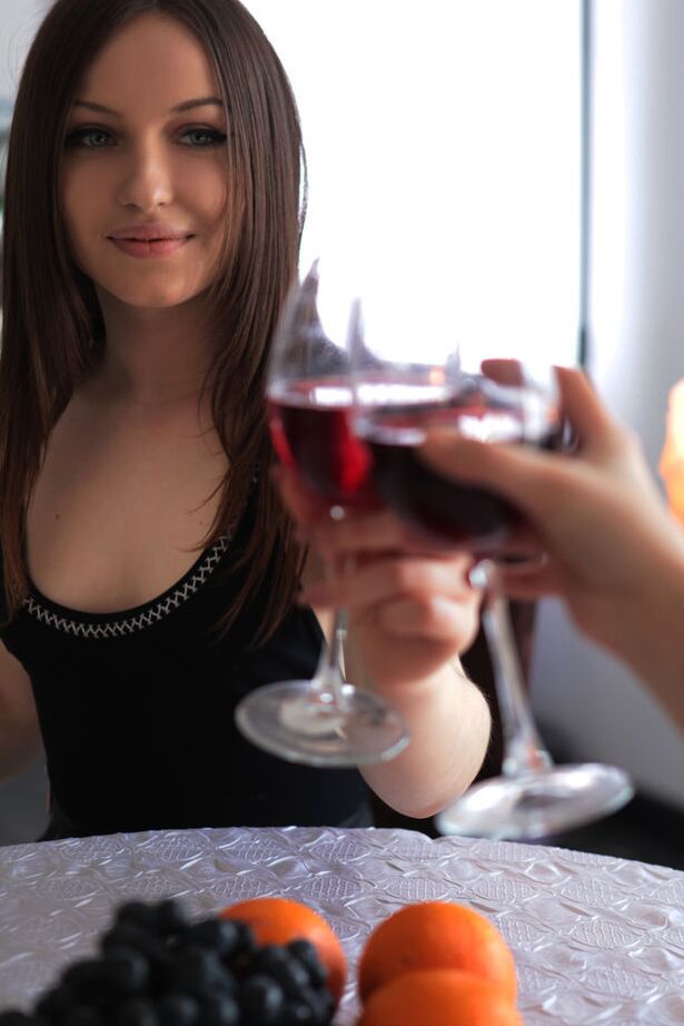 18P La sexy joven Madison Joan se desnuda mientras disfruta de una copa de vino