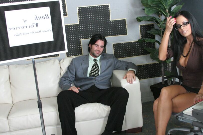 16P Sexy MILF mit Brille Mikayla interviewt und fickt einen neuen Büroangestellten