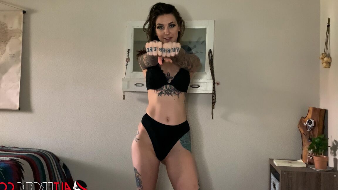 13P Das tätowierte Mädchen Rocky Emerson steckt einen Vibrator in ihre haarlose Muschi