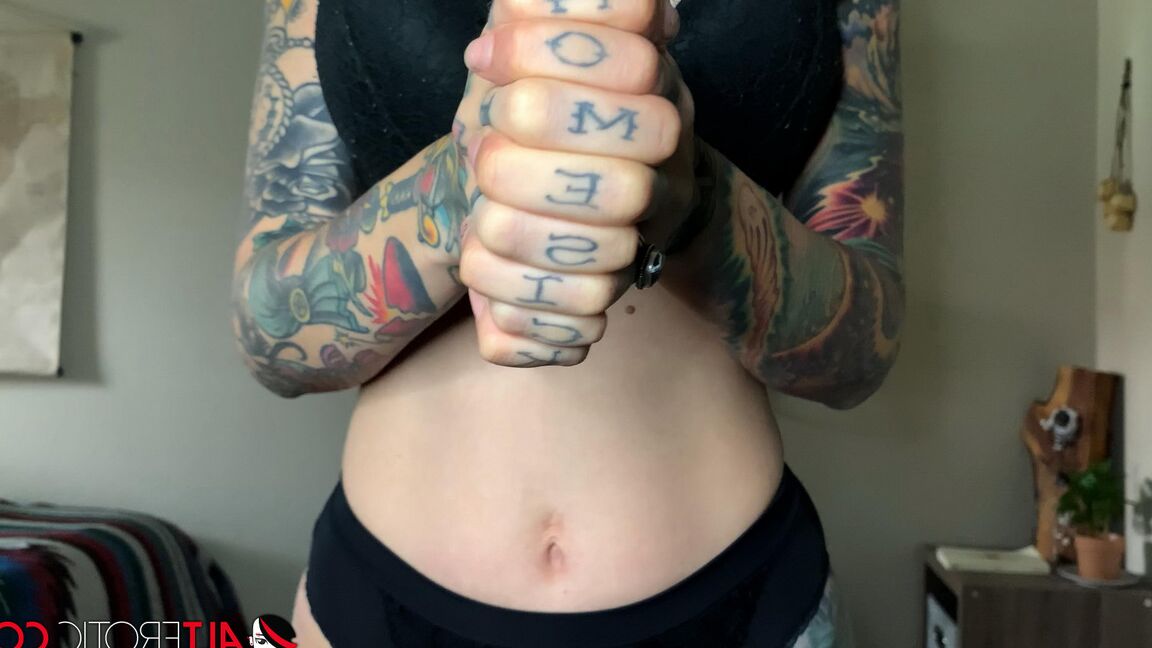 13P Das tätowierte Mädchen Rocky Emerson steckt einen Vibrator in ihre haarlose Muschi
