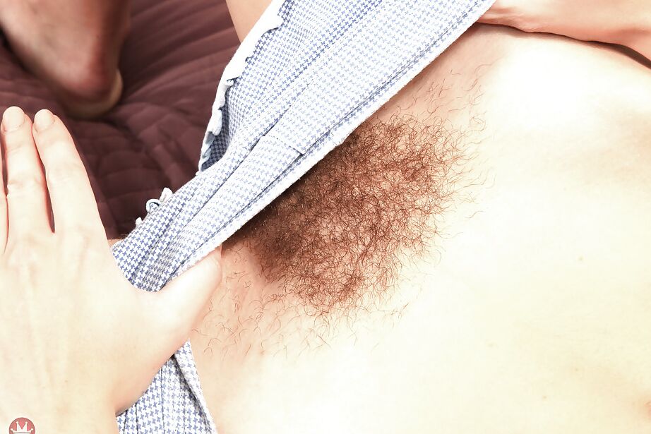 16P Dünne reife MILF mit winzigen Titten, die ihren haarigen Schwanz zum Masturbieren freigibt