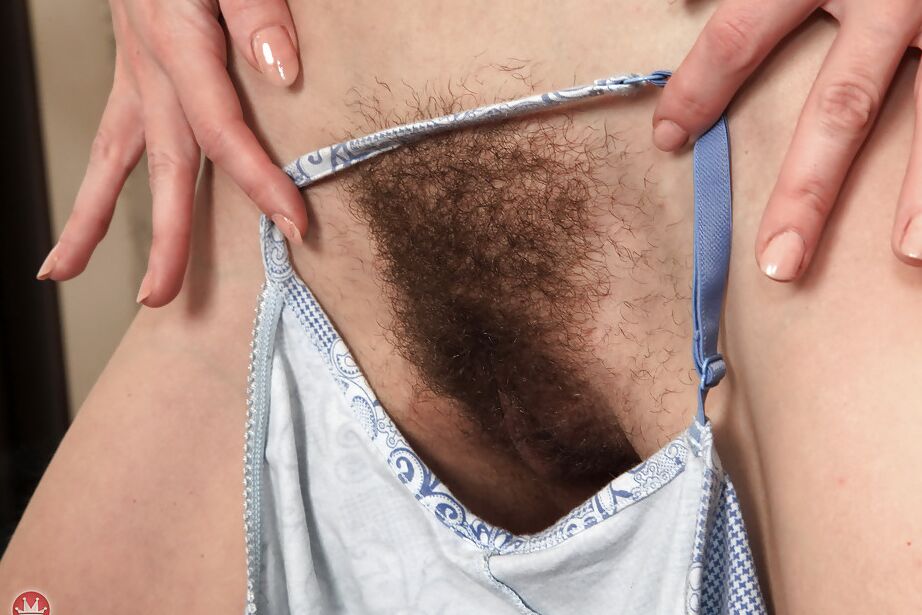 16P Dünne reife MILF mit winzigen Titten, die ihren haarigen Schwanz zum Masturbieren freigibt