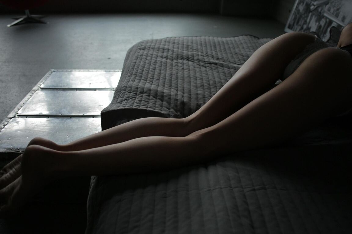 14P Jovem magra Getta tirando a roupa para exibir seu corpo esquelético
