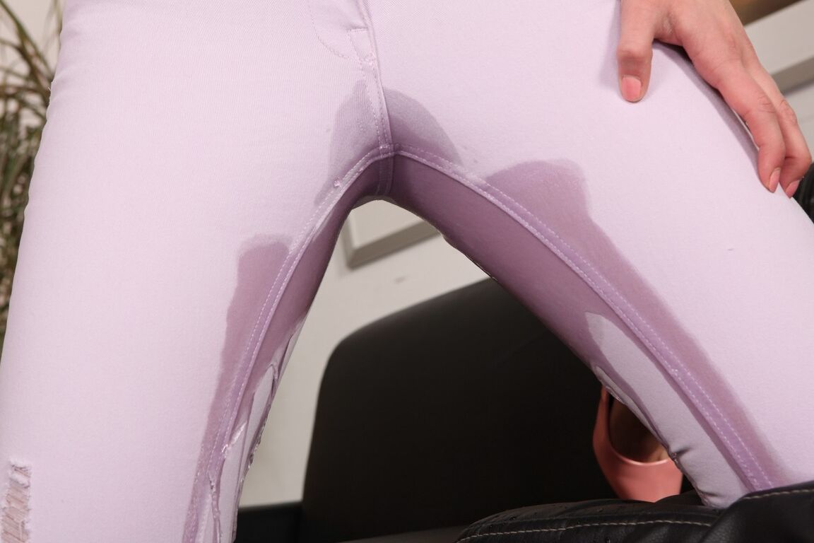 11P Die geile Blondine Gianna Ray pinkelt sich beim Wassersport in die Hose