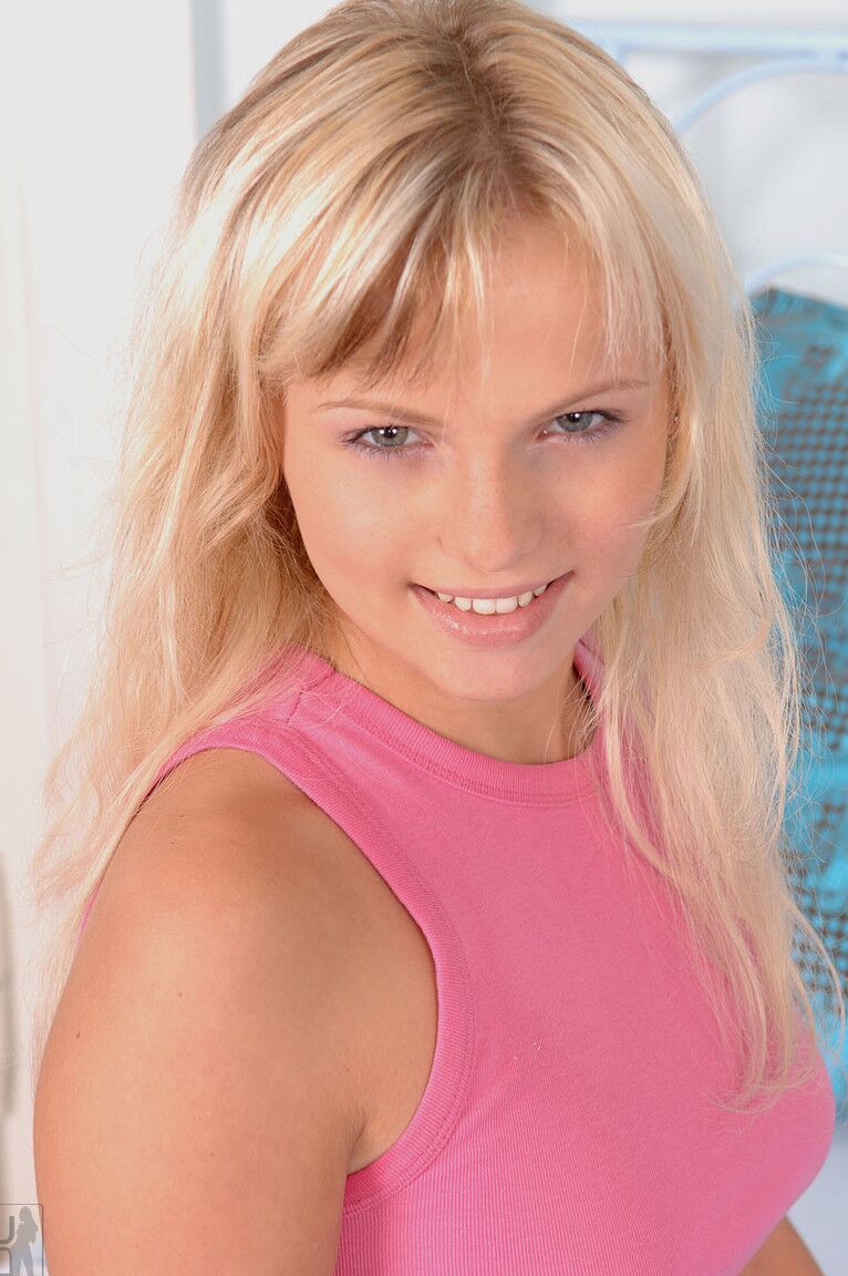 18P A adolescente loira Susan revela seus seios grandes e tira a calcinha na cama