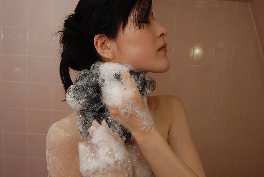 14P Graciosa senhora asiática com cooter peludo Satomi Fujiki tomando banho