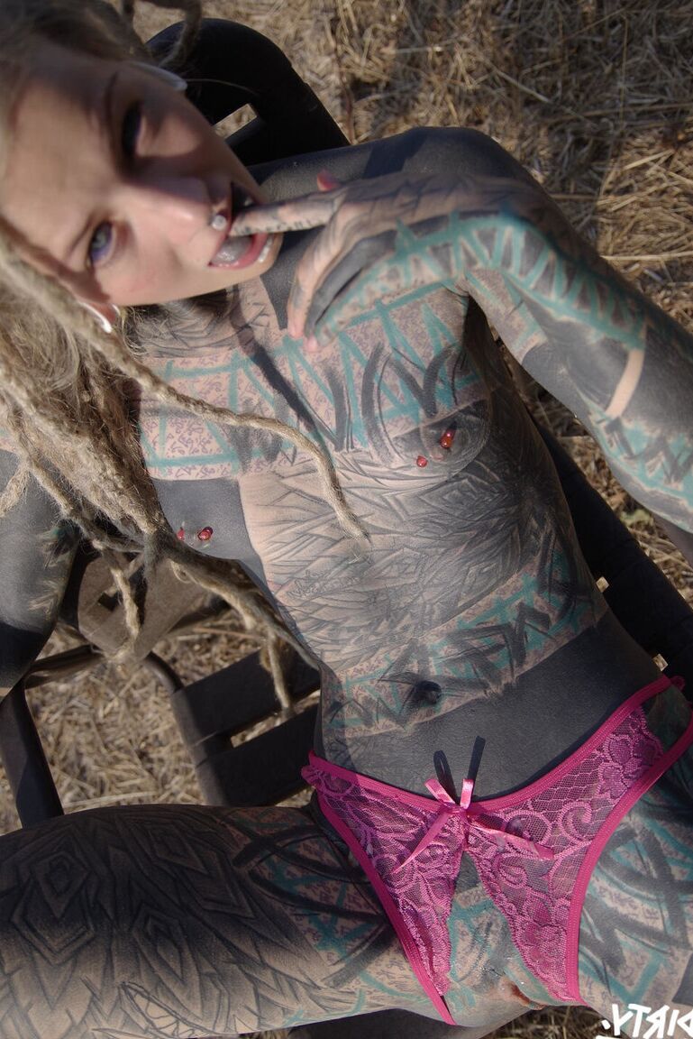 11P La tatuada Anuskatzz chupa un consolador mientras se toca el coño