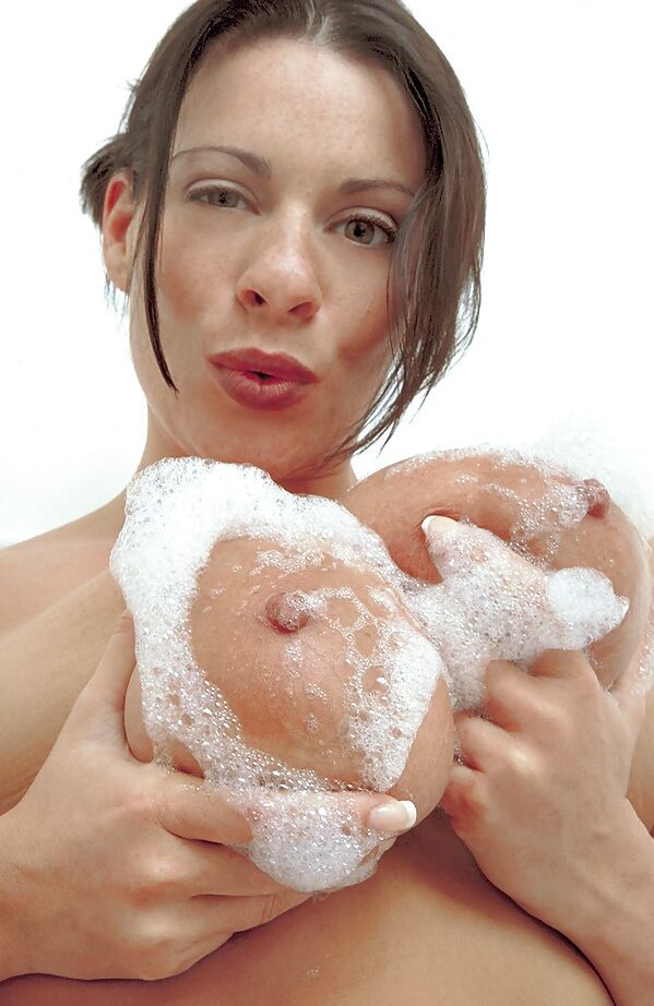 16P MILF tetona solitaria Linsey Dawn McKenzie jugando con su coño peludo en la bañera