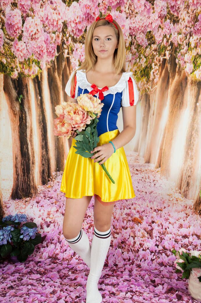 20P コスプレ少女ポップ小屋で白雪姫の衣装を着てニーソックスで裸マンコを見せる