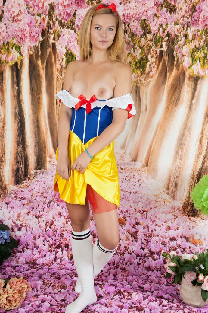 20P コスプレ少女ポップ小屋で白雪姫の衣装を着てニーソックスで裸マンコを見せる