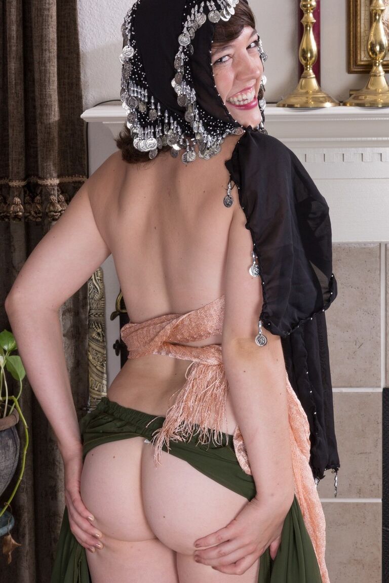 16P Dançarina do ventre com peitos grandes Mystique Jones apresenta corpo sexy com buceta peluda