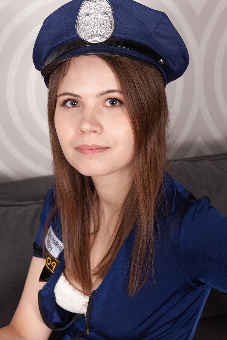 14P La policía Sanny D se quita el uniforme