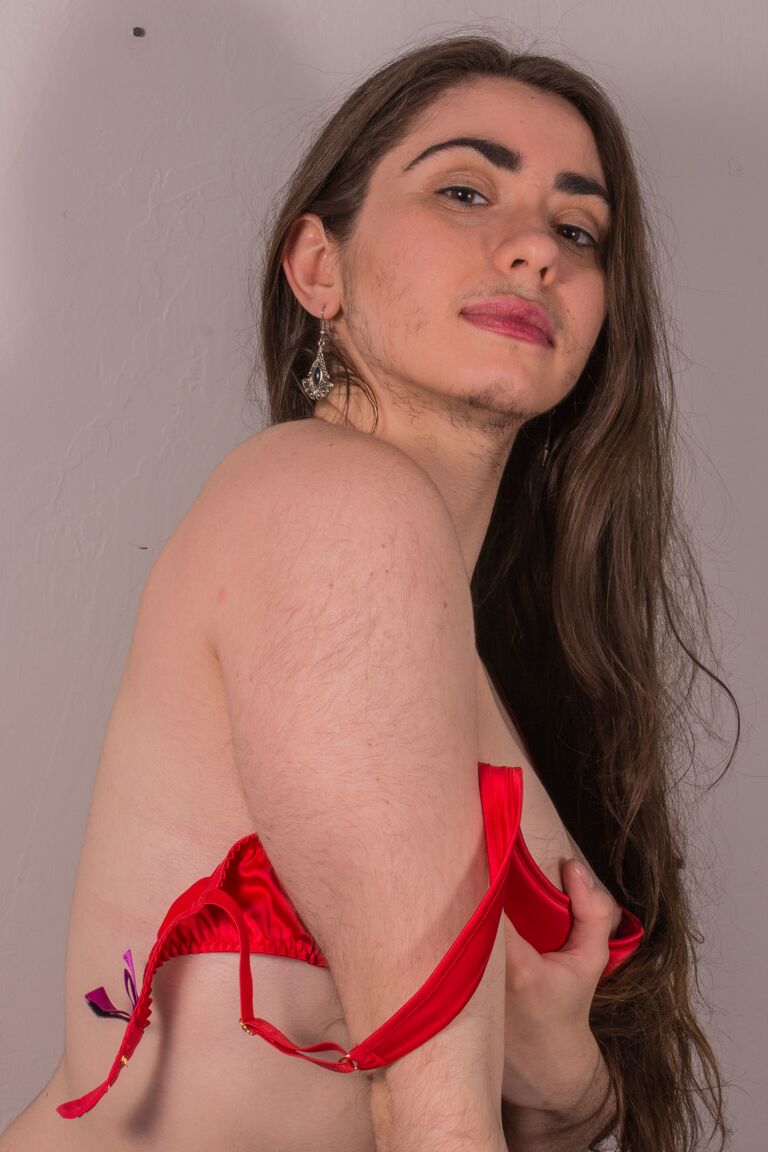 17P Kisa Fae tira seu vestido longo