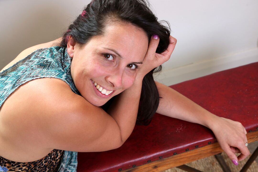 12P Mulher amadora Jade Winters fica totalmente assada em um banco de um quarto