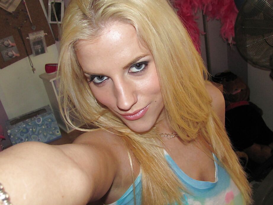 13P Big titted adolescente Halie Cummings em óculos tirando a roupa ao ar livre