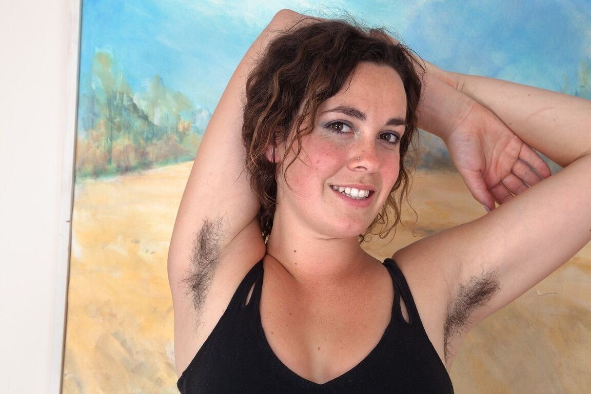 16P A garota amadora Lola Wilde mostra suas axilas peludas antes de mostrar seu arbusto completo