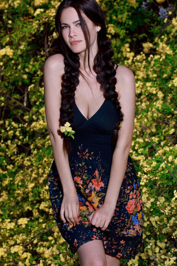 17P A adolescente sexy Martina Mink se despe com tranças trançadas perto de arbustos floridos