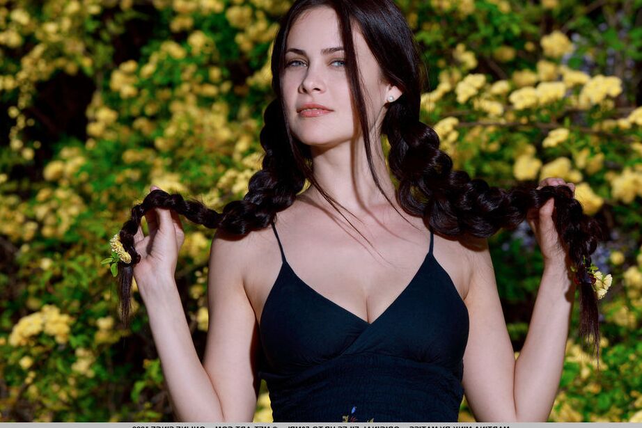 17P A adolescente sexy Martina Mink se despe com tranças trançadas perto de arbustos floridos