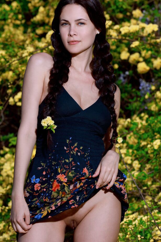 17P A adolescente sexy Martina Mink se despe com tranças trançadas perto de arbustos floridos