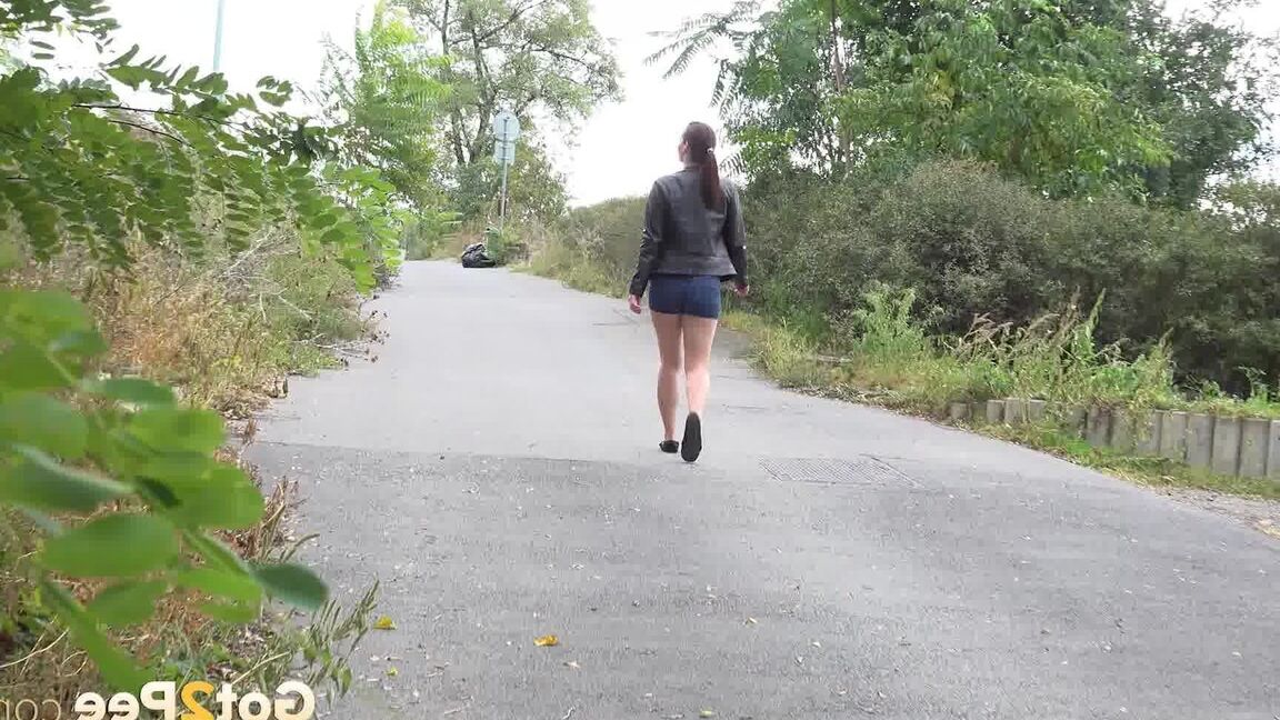 Amanda Hill, une fille aux longues jambes de 12P, enlève son short et sa culotte pour faire pipi sur un chemin pavé