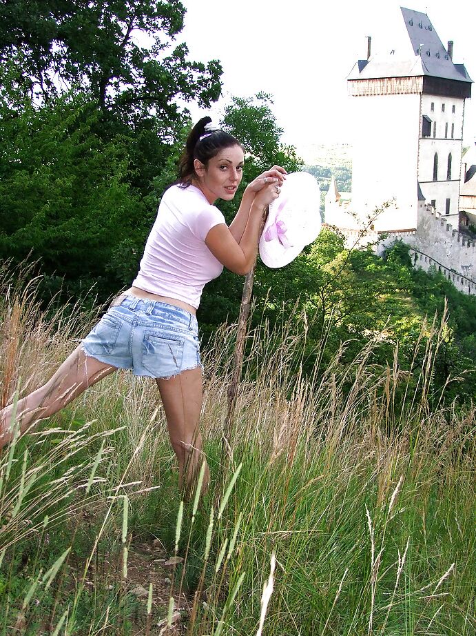 12P Belle salope brune dévoilant ses belles cruches et sa chatte invitante en plein air