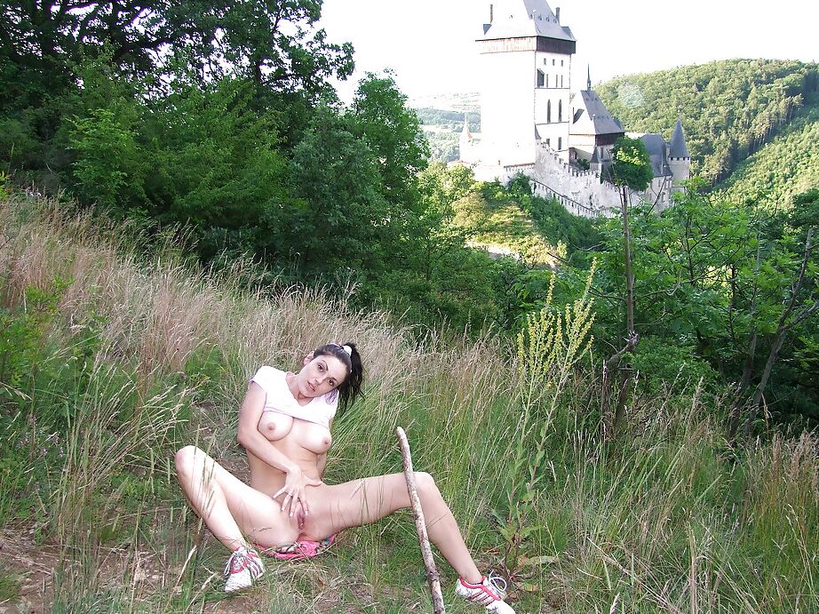12P Belle salope brune dévoilant ses belles cruches et sa chatte invitante en plein air
