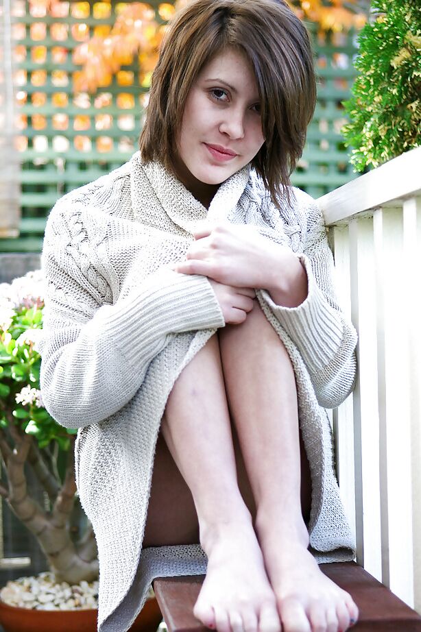 12P La guapa joven Brandy acariciando sus grandes pechos naturales al aire libre