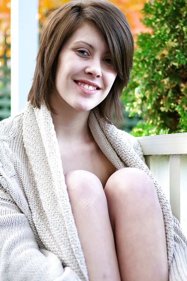 12P La guapa joven Brandy acariciando sus grandes pechos naturales al aire libre