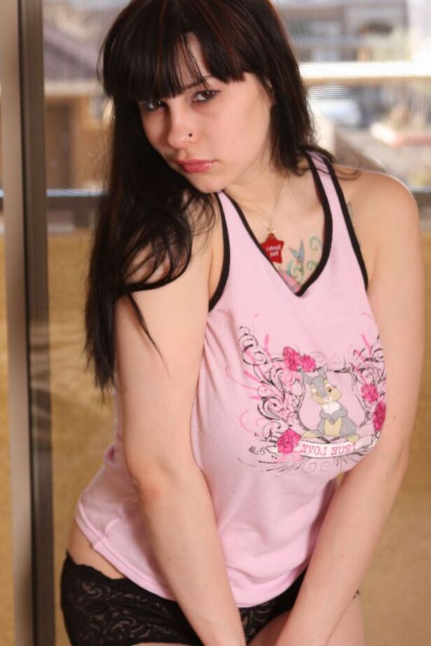 16P Dark haired amateur Susy Rocks casually exposes her beautiful breasts
