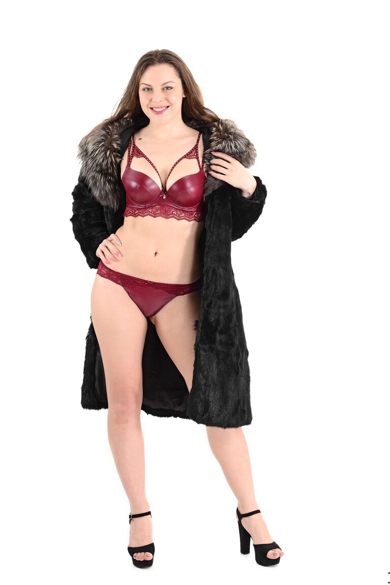 15P Curvy Beauty Sofia Curly zieht ihren Pelzmantel aus und hübscht sich aus, bevor sie masturbiert