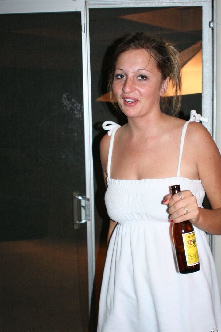 12P La modelo amateur Sadie Sweet expone sus pechos durante una acción sincera en casa