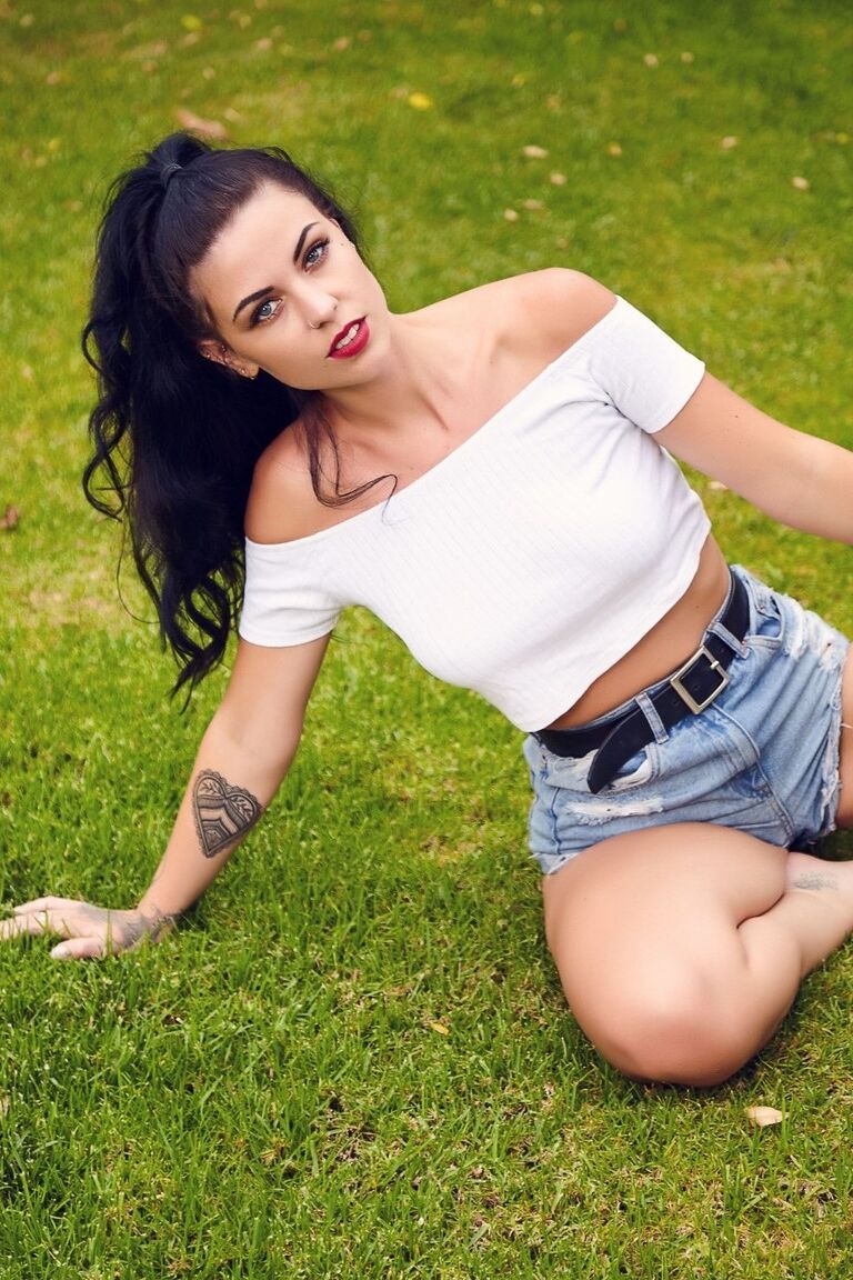 10P A garota amadora Aemelia Fox liberta seus peitos empinados no gramado dos fundos