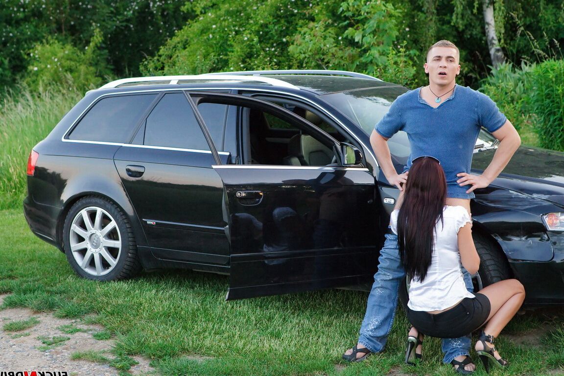 11P Pareja cachonda tiene sexo encima y al lado de su coche en un camino de grava