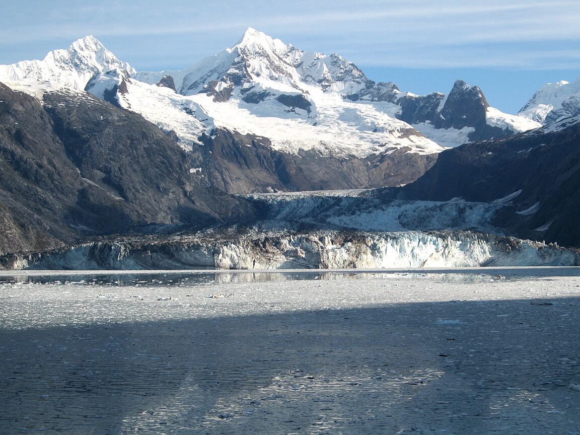 10P Die vollbusige MILF Kelly Madison zeigt bei einem Besuch in Alaska ihre gewaltigen Gipfel