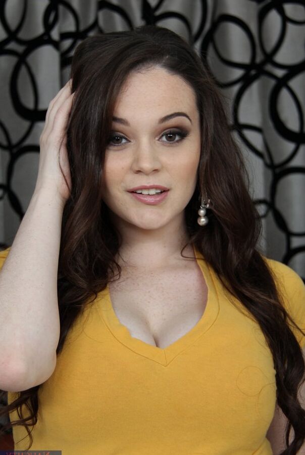 14P Curvy babe Tessa Lane stripping on the bed and showcasing her juicy twat