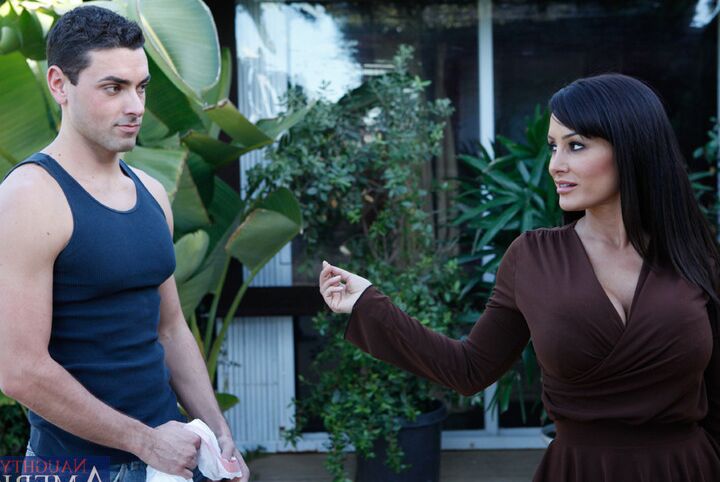 11P Die brünette Puma Lisa Ann verführt einen fitten jungen Mann außerhalb ihres Hauses