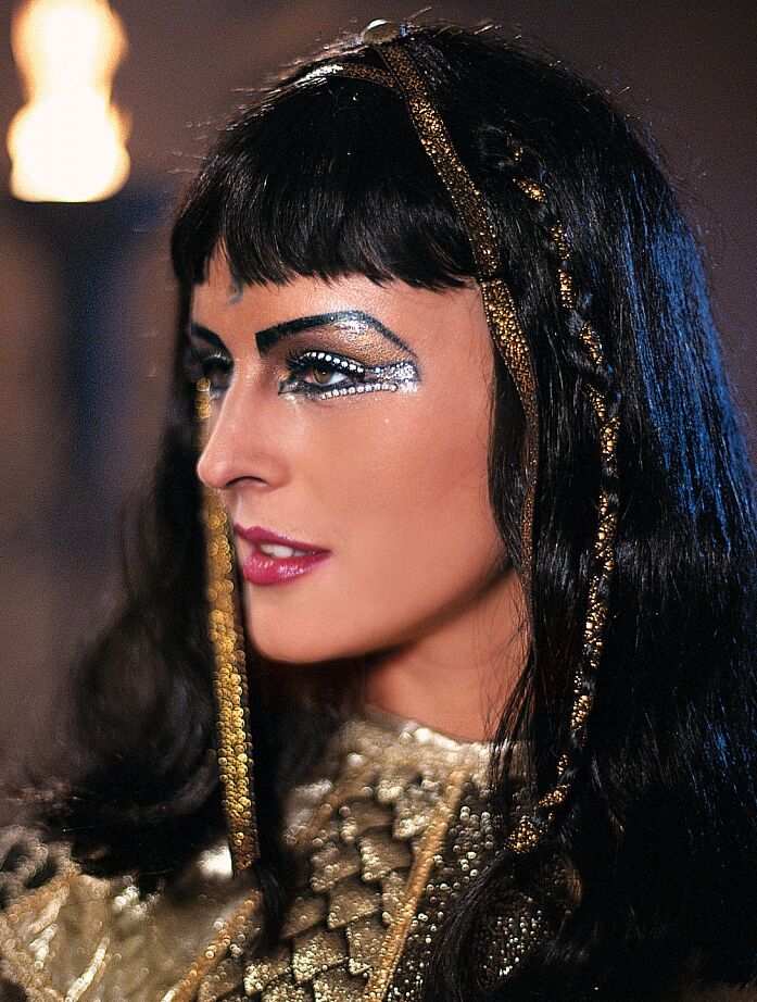 12P Nena morena disfrazada de Cleopatra Sandra Russo follada por el culo en el palacio