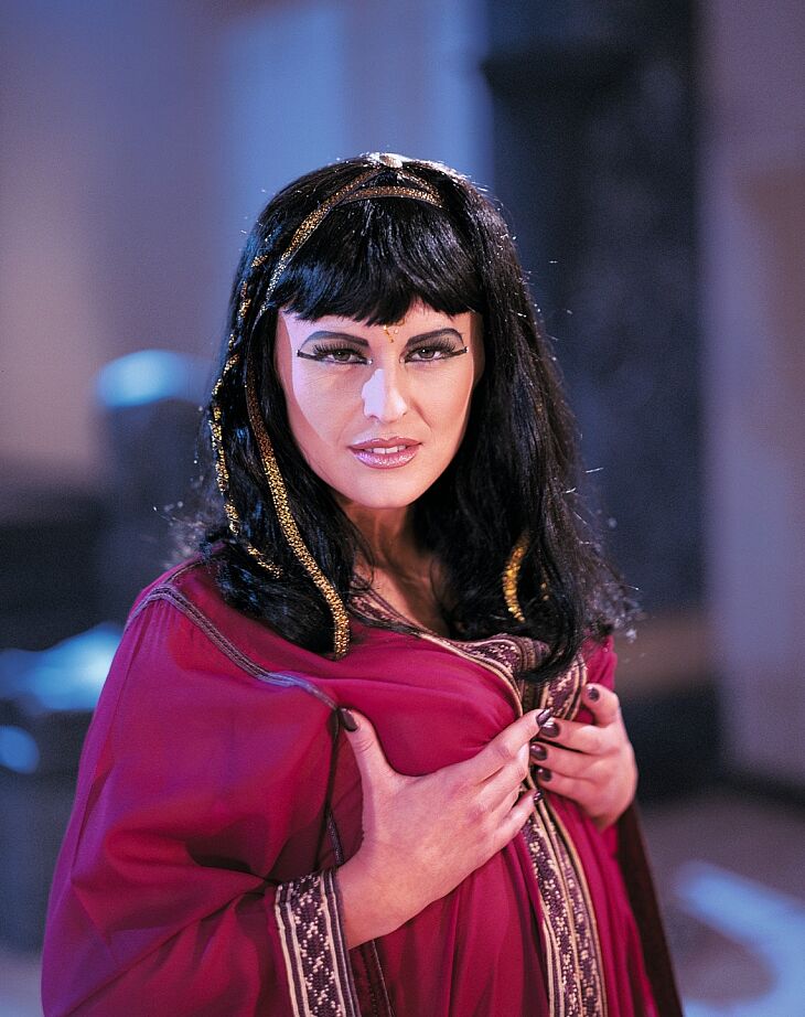 12P Nena morena disfrazada de Cleopatra Sandra Russo follada por el culo en el palacio