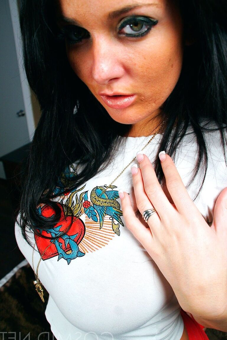 14P La MILF amateur Deborah enlève son t-shirt pour montrer ses gros seins