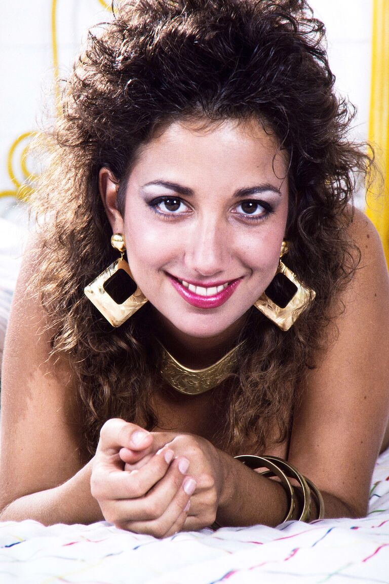 15P ベッドでモンスターのおっぱいを舐める毛むくじゃらの美女デボン・ダニエルズ