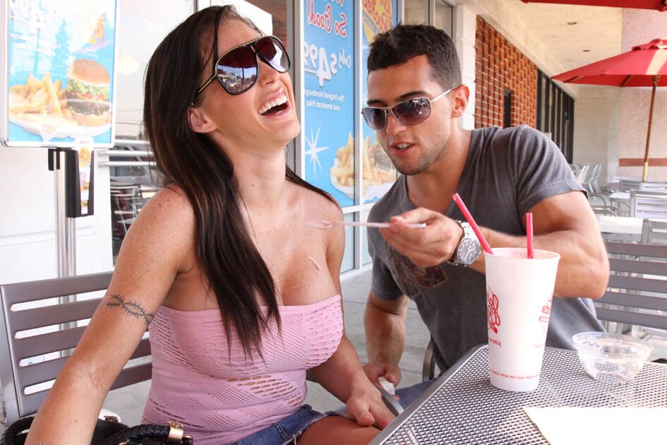 15P MILF aux gros seins perky Jenna Presley se fait baiser au bord de la piscine
